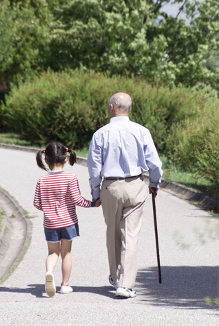 おじいちゃんと子供が一緒に散歩している写真