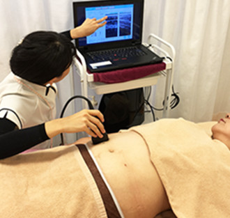 測定した脂肪を説明中