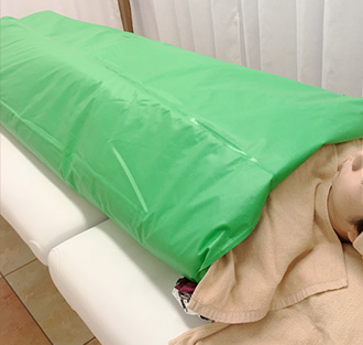 遠赤外線を発生させる装置で身体を包み込みます。
