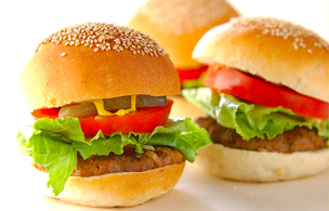 ピクルスの入ったハンバーガー