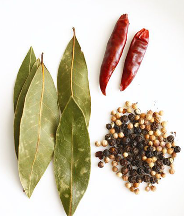 上から唐辛子 ローリエ 粒胡椒